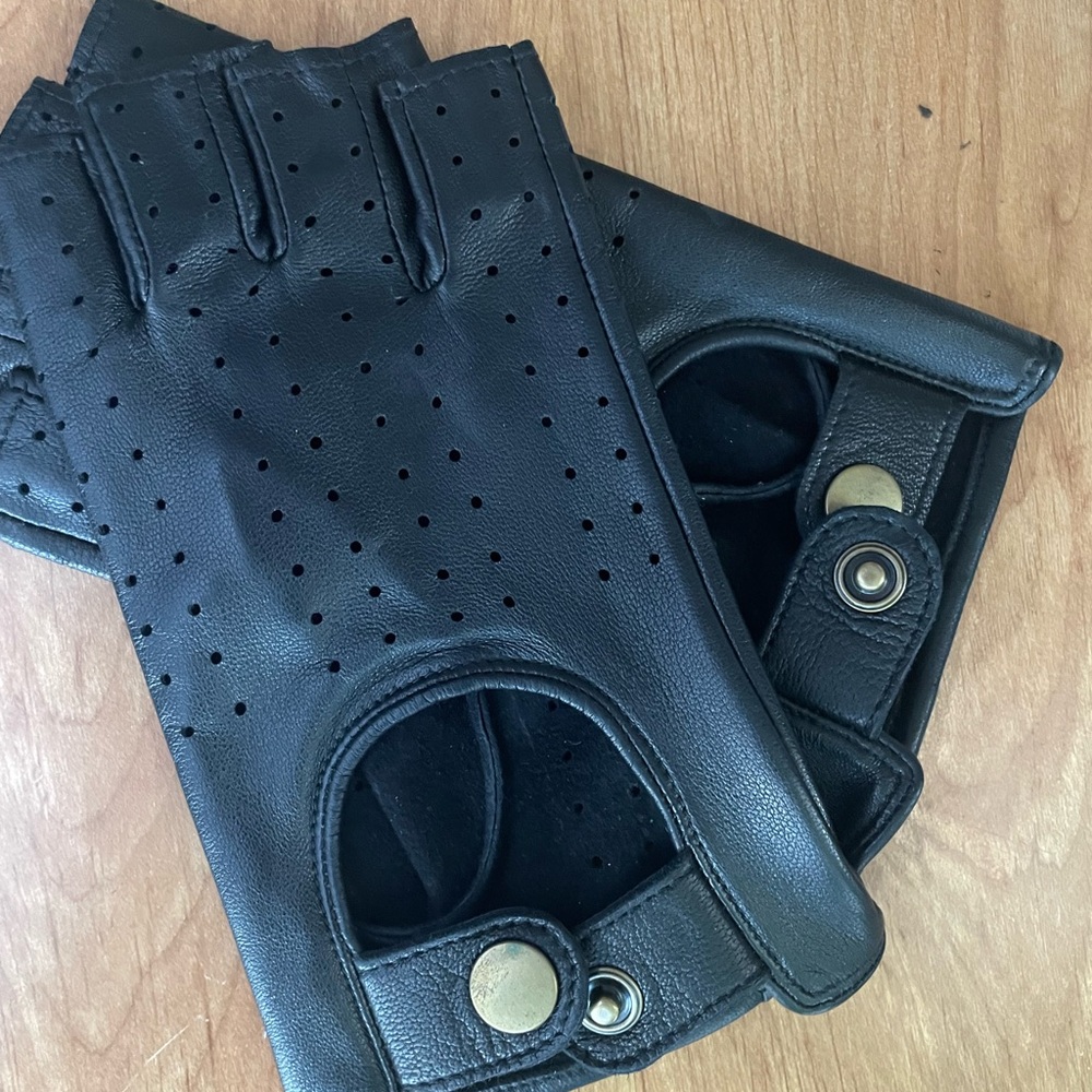 Beautiful soft black leather fingerless gloves! Quality leather, super fit.
